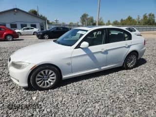 2009 BMW 3 Series 328i z VIN WBAPH57599NL78076, wystawiony jako Copart lot #80018955 z przebiegiem 150 359 mil mil oraz Czysty tytuł • Clean title. Historia ofert i sprzedaży dostępna na DreamBid. Obrazek 1.