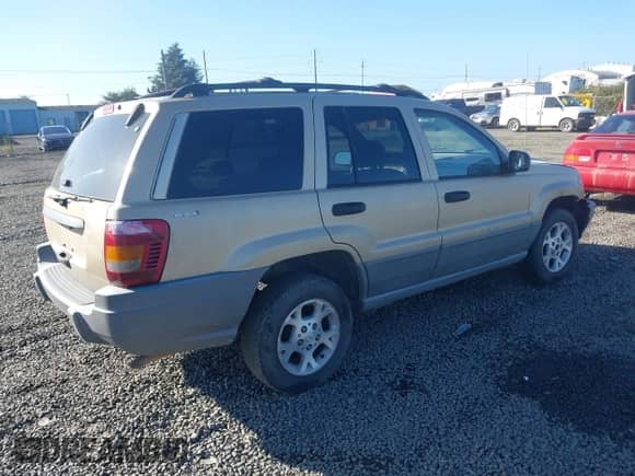 2000 Jeep Grand Cherokee Laredo z VIN 1J4GW48S0YC309210, wystawiony jako IAAI lot #43551821 z przebiegiem 324 070 mil mil oraz . Historia ofert i sprzedaży dostępna na DreamBid. Obrazek 4.