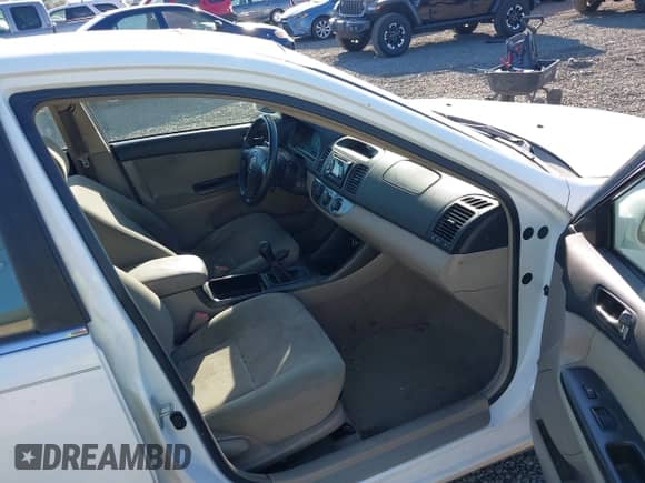 2002 Toyota Camry LE z VIN JTDBE32K820050500, wystawiony jako IAAI lot #42443589 z przebiegiem 262 287 mil mil oraz . Historia ofert i sprzedaży dostępna na DreamBid. Obrazek 5.