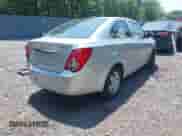 2016 Chevrolet Sonic LT z VIN 1G1JC5SH7G4114195, wystawiony jako IAAI lot #42799744 z przebiegiem 138 202 mil mil oraz . Historia ofert i sprzedaży dostępna na DreamBid. Obrazek 4.