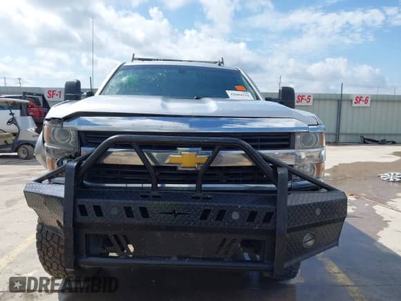 2015 Chevrolet Silverado 2500HD LT z VIN 1GC1KVEG7FF161176, wystawiony jako IAAI lot #42684231 z przebiegiem 242 456 mil mil oraz . Historia ofert i sprzedaży dostępna na DreamBid. Obrazek 12.