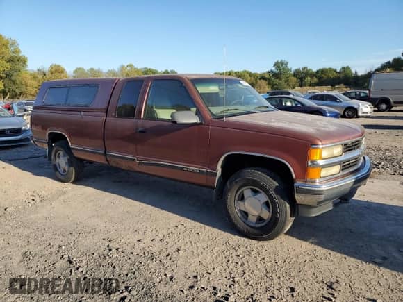 1998 Chevrolet Silverado 1500 z VIN 1GCEK19R6WE108741, wystawiony jako Copart lot #84901375 z przebiegiem 245 863 mil mil oraz Szkoda całkowita • Salvage title. Historia ofert i sprzedaży dostępna na DreamBid. Obrazek 4.