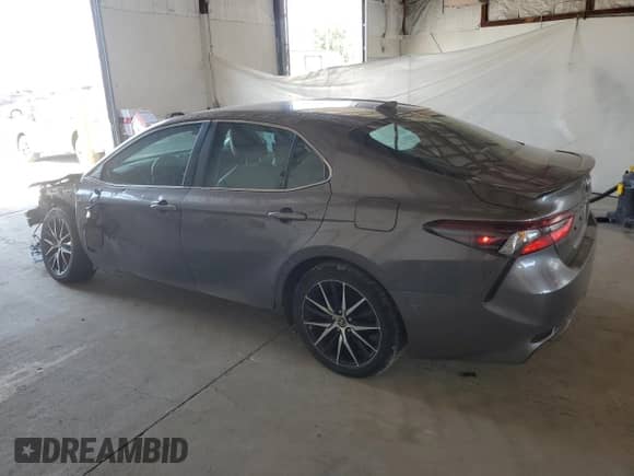 2023 Toyota Camry SE z VIN 4T1G11AK7PU720539, wystawiony jako Copart lot #68942365 z przebiegiem 58 576 mil mil oraz Szkoda całkowita • Salvage title. Historia ofert i sprzedaży dostępna na DreamBid. Obrazek 2.