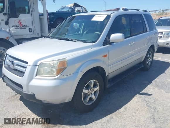 2006 Honda Pilot EX-L z VIN 5FNYF28776B042240, wystawiony jako IAAI lot #41999746 z przebiegiem 205 796 mil mil oraz . Historia ofert i sprzedaży dostępna na DreamBid. Obrazek 2.