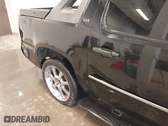 2009 Chevrolet Avalanche LTZ z VIN 3GNFK320X9G150510, wystawiony jako IAAI lot #41463106 z przebiegiem 269 950 mil mil oraz . Historia ofert i sprzedaży dostępna na DreamBid. Obrazek 17.