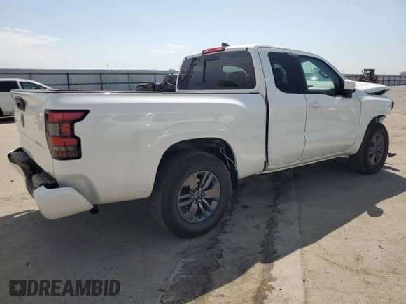 2025 Nissan Frontier S z VIN 1N6ED1CL2SN626402, wystawiony jako Copart lot #70339115 z przebiegiem 5 499 mil mil oraz Szkoda całkowita • Salvage title. Historia ofert i sprzedaży dostępna na DreamBid. Obrazek 3.