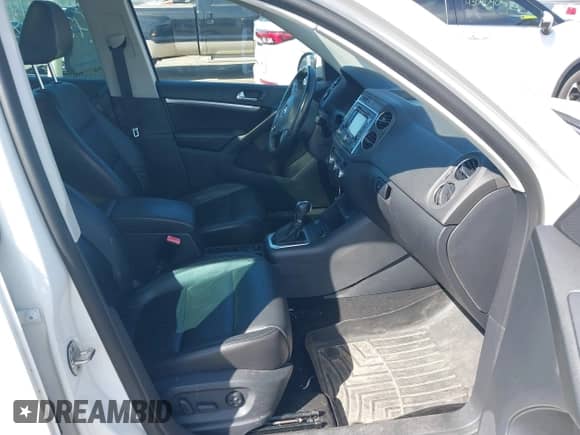 2013 Volkswagen Tiguan S z VIN WVGBV3AX2DW611914, wystawiony jako IAAI lot #43100809 z przebiegiem 89 767 mil mil oraz . Historia ofert i sprzedaży dostępna na DreamBid. Obrazek 5.