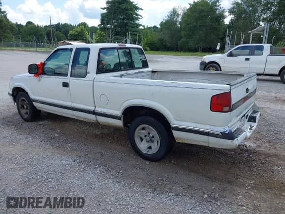1995 Chevrolet S-10 LS with VIN 1GCCS19Z0S8245450, listed as a IAAI auction lot 42763433 with 126,300 mi miles and . Bid and sale history available at DreamBid. Image 3.