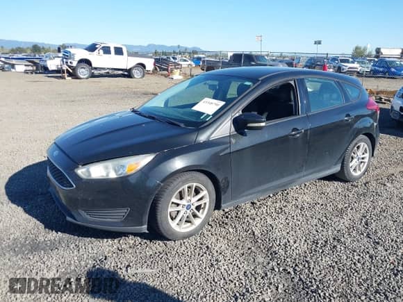 2015 Ford Focus SE z VIN 1FADP3K27FL307174, wystawiony jako IAAI lot #43348790 z przebiegiem 147 075 mil mil oraz . Historia ofert i sprzedaży dostępna na DreamBid. Obrazek 2.