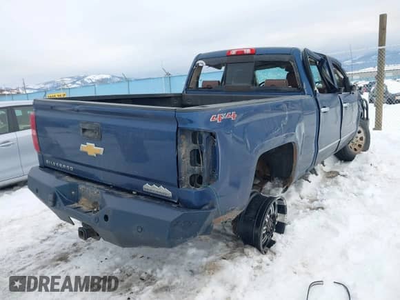 2015 Chevrolet Silverado 2500HD High Country z VIN 1GC1KXE82FF602717, wystawiony jako IAAI lot #41523133 z przebiegiem 146 080 mil mil oraz . Historia ofert i sprzedaży dostępna na DreamBid. Obrazek 6.