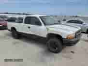 1999 Dodge Dakota SLT z VIN 1B7GG22Y3XS111438, wystawiony jako Copart lot #64146875 z przebiegiem 281 560 mil mil oraz Szkoda całkowita • Salvage title. Historia ofert i sprzedaży dostępna na DreamBid. Obrazek 4.