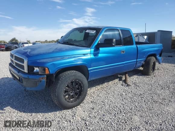 1998 Dodge 1500 z VIN 3B7HF12Z7WG108042, wystawiony jako Copart lot #74530764 z przebiegiem 249 992 mil mil oraz Czysty tytuł • Clean title. Historia ofert i sprzedaży dostępna na DreamBid. Obrazek 1.