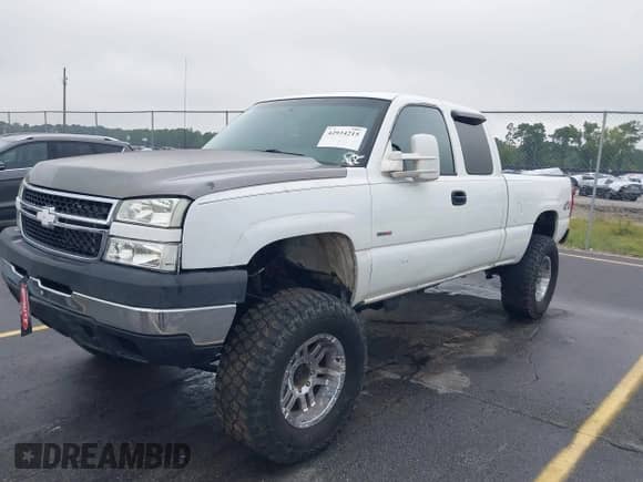 2004 Chevrolet Silverado 2500HD LT z VIN 1GCHK29164E130488, wystawiony jako IAAI lot #42934215 z przebiegiem 380 858 mil mil oraz . Historia ofert i sprzedaży dostępna na DreamBid. Obrazek 17.