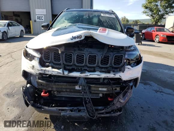 2024 Jeep Compass Trailhawk z VIN 3C4NJDDNXRT102907, wystawiony jako Copart lot #80815995 z przebiegiem Nie podano mil oraz Szkoda całkowita • Salvage title. Historia ofert i sprzedaży dostępna na DreamBid. Obrazek 5.