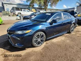 2019 Toyota Camry SE z VIN 4T1B11HK5KU751832, wystawiony jako Copart lot #81046945 z przebiegiem 124 778 mil mil oraz Szkoda całkowita • Salvage title. Historia ofert i sprzedaży dostępna na DreamBid. Obrazek 1.