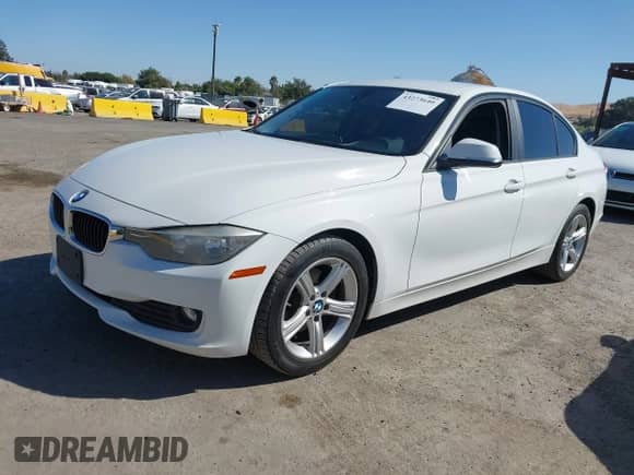 2013 BMW 3 Series 320i z VIN WBA3B1C59DK128930, wystawiony jako IAAI lot #43273640 z przebiegiem 177 775 mil mil oraz . Historia ofert i sprzedaży dostępna na DreamBid. Obrazek 17.