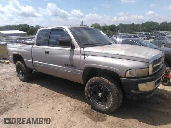 1996 Dodge 1500 z VIN 3B7HF13Z7TG106897, wystawiony jako IAAI lot #42541999 z przebiegiem 258 927 mil mil oraz . Historia ofert i sprzedaży dostępna na DreamBid. Obrazek 1.