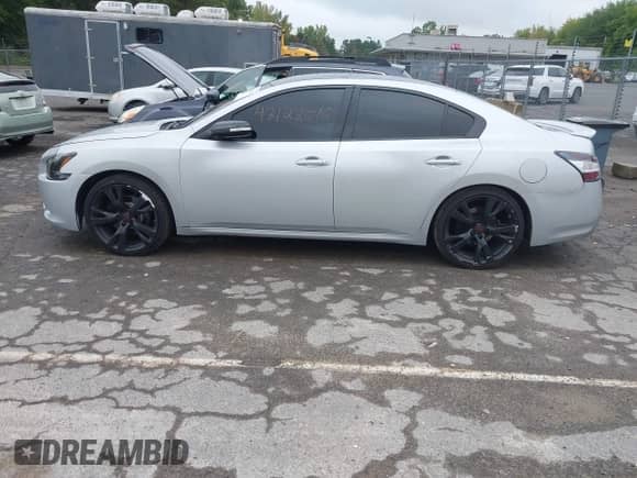 2014 Nissan Maxima S z VIN 1N4AA5AP3EC495087, wystawiony jako IAAI lot #43122516 z przebiegiem 122 886 mil mil oraz . Historia ofert i sprzedaży dostępna na DreamBid. Obrazek 14.