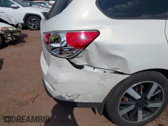 2014 Nissan Pathfinder Platinum with VIN 5N1AR2MN8EC717632, listed as a IAAI auction lot 42474040 with 190,041 mi miles and . Bid and sale history available at DreamBid. Image 6.