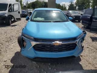 2025 Chevrolet Trax LS z VIN KL77LFEP4SC039039, wystawiony jako Copart lot #69467065 z przebiegiem 11 819 mil mil oraz Szkoda całkowita • Salvage title. Historia ofert i sprzedaży dostępna na DreamBid. Obrazek 5.
