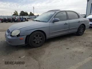 2001 Hyundai Sonata GLS z VIN KMHWF35VX1A372516, wystawiony jako Copart lot #76357494 z przebiegiem 170 642 mil mil oraz Szkoda całkowita • Salvage title. Historia ofert i sprzedaży dostępna na DreamBid. Obrazek 1.