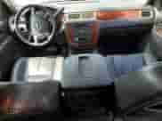 2010 Chevrolet Suburban LT z VIN 1GNUCJE04AR216753, wystawiony jako Copart lot #72060635 z przebiegiem 154 206 mil mil oraz Czysty tytuł • Clean title. Historia ofert i sprzedaży dostępna na DreamBid. Obrazek 8.