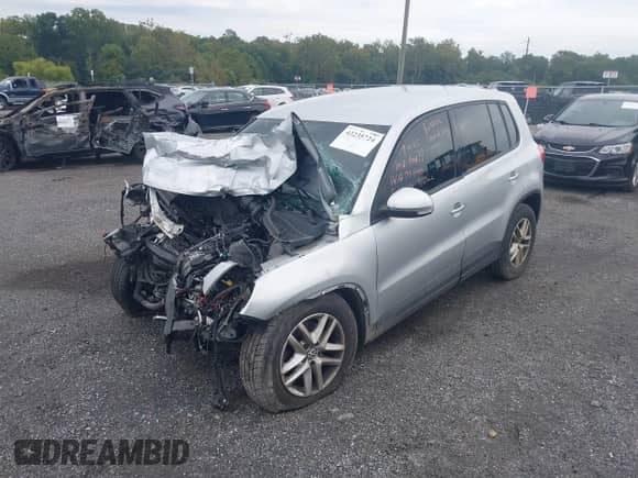 2011 Volkswagen Tiguan S с VIN WVGAV7AX6BW512657, выставлен на аукционе IAAI как лот 43235724 с пробегом Не указан миль и . История ставок и продаж доступна на DreamBid. Изображение 2.