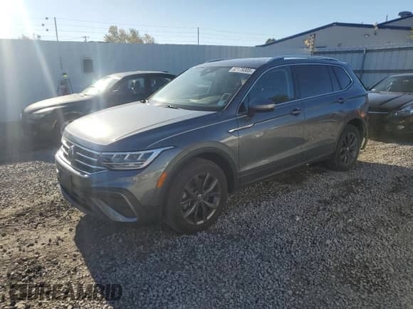 2023 Volkswagen Tiguan SE z VIN 3VVMB7AX5PM037828, wystawiony jako Copart lot #82178305 z przebiegiem 38 953 mil mil oraz Szkoda całkowita • Salvage title. Historia ofert i sprzedaży dostępna na DreamBid. Obrazek 1.