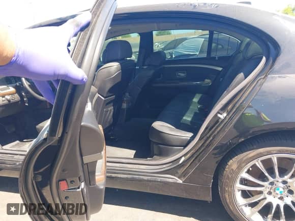 2006 BMW 7 Series 750Li z VIN WBAHN83546DT26795, wystawiony jako IAAI lot #43039294 z przebiegiem 174 676 mil mil oraz . Historia ofert i sprzedaży dostępna na DreamBid. Obrazek 8.