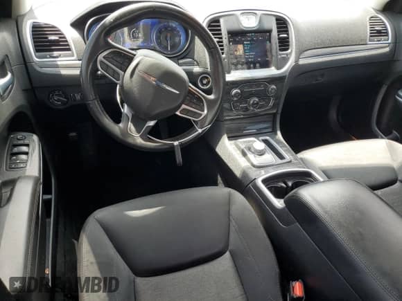 2021 Chrysler 300 Touring z VIN 2C3CCAAG2MH538274, wystawiony jako Copart lot #61692325 z przebiegiem 104 693 mil mil oraz Szkoda całkowita • Salvage title. Historia ofert i sprzedaży dostępna na DreamBid. Obrazek 8.