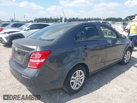 2017 Chevrolet Sonic LS z VIN 1G1JB5SH0H4134048, wystawiony jako IAAI lot #42067063 z przebiegiem 58 436 mil mil oraz . Historia ofert i sprzedaży dostępna na DreamBid. Obrazek 4.