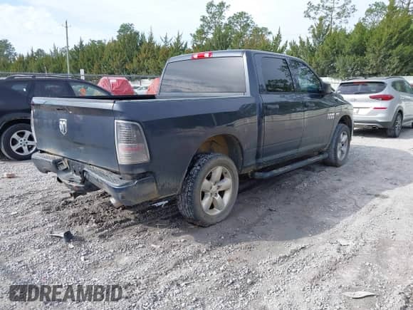 2018 Ram 1500 Express z VIN 1C6RR6KT4JS340854, wystawiony jako IAAI lot #41679041 z przebiegiem 127 652 mil mil oraz . Historia ofert i sprzedaży dostępna na DreamBid. Obrazek 4.