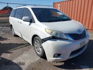 2015 Toyota Sienna XLE z VIN 5TDYK3DC3FS602836, wystawiony jako IAAI lot #41712647 z przebiegiem 275 811 mil mil oraz . Historia ofert i sprzedaży dostępna na DreamBid. Obrazek 1.