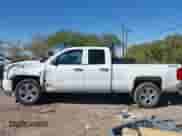 2017 Chevrolet Silverado 1500 Custom z VIN 1GCVKPEC9HZ281704, wystawiony jako IAAI lot #43386564 z przebiegiem 142 940 mil mil oraz . Historia ofert i sprzedaży dostępna na DreamBid. Obrazek 14.