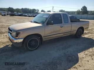 1997 Toyota Tacoma with VIN 4TAVL52NXVZ305250, listed as a Copart auction lot 81581705 with 208,969 mi miles and Salvage title. Bid and sale history available at DreamBid. Image 1.
