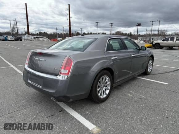 2012 Chrysler 300 Limited z VIN 2C3CCACG7CH243246, wystawiony jako Copart lot #49160965 z przebiegiem 93 454 mil mil oraz Czysty tytuł • Clean title. Historia ofert i sprzedaży dostępna na DreamBid. Obrazek 4.