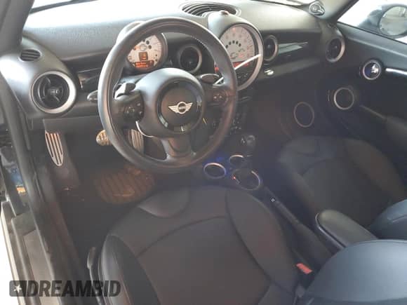 2013 MINI Hardtop S с VIN WMWSV3C54DT393182, выставлен на аукционе Copart как лот 58229265 с пробегом 59 459 миль миль и Списание • Salvage title. История ставок и продаж доступна на DreamBid. Изображение 8.