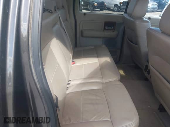 2005 Ford F-150 XLT z VIN 1FTPW12555FB31201, wystawiony jako IAAI lot #43410539 z przebiegiem 116 296 mil mil oraz . Historia ofert i sprzedaży dostępna na DreamBid. Obrazek 8.