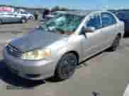 2003 Toyota Corolla CE z VIN 2T1BR32E53C088675, wystawiony jako IAAI lot #43262115 z przebiegiem 275 597 mil mil oraz . Historia ofert i sprzedaży dostępna na DreamBid. Obrazek 2.