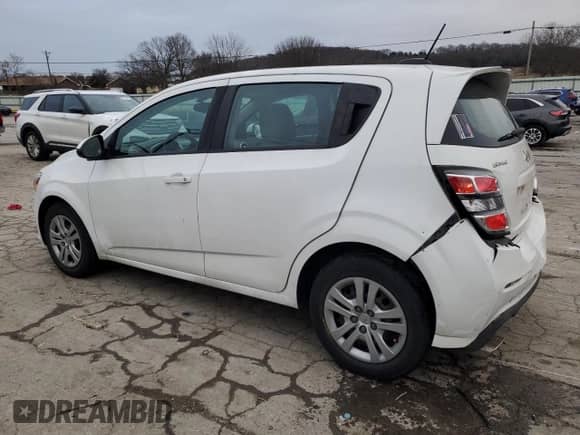 2017 Chevrolet Sonic LT z VIN 1G1JG6SH2H4156415, wystawiony jako Copart lot #85580824 z przebiegiem 96 105 mil mil oraz Czysty tytuł • Clean title. Historia ofert i sprzedaży dostępna na DreamBid. Obrazek 2.