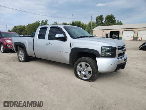 2010 Chevrolet Silverado 1500 LT с VIN 1GCSKSE36AZ154548, выставлен на аукционе Copart как лот 71238305 с пробегом 141 995 миль миль и Списание • Salvage title. История ставок и продаж доступна на DreamBid. Изображение 4.