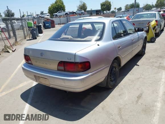 1995 Toyota Camry LE z VIN JT2SK12E0S0330606, wystawiony jako IAAI lot #42619849 z przebiegiem 188 034 mil mil oraz . Historia ofert i sprzedaży dostępna na DreamBid. Obrazek 4.