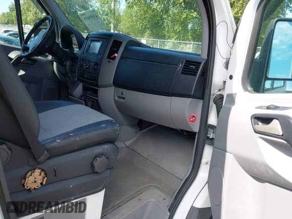 2008 Dodge Sprinter z VIN WD0PE745685281306, wystawiony jako IAAI lot #43099415 z przebiegiem 146 100 mil mil oraz . Historia ofert i sprzedaży dostępna na DreamBid. Obrazek 5.