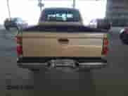 2001 Toyota Tacoma PreRunner z VIN 5TEGN92N71Z859665, wystawiony jako Copart lot #84799325 z przebiegiem 202 008 mil mil oraz Szkoda całkowita • Salvage title. Historia ofert i sprzedaży dostępna na DreamBid. Obrazek 6.