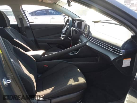 2025 Hyundai Elantra SEL Sport z VIN KMHLM4DJXSU131505, wystawiony jako IAAI lot #43146687 z przebiegiem 1 020 mil mil oraz . Historia ofert i sprzedaży dostępna na DreamBid. Obrazek 5.