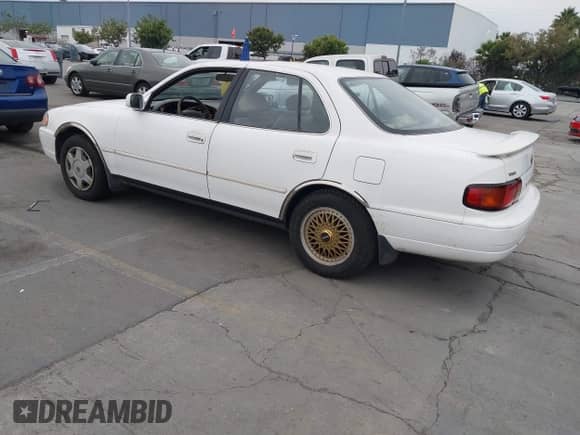 1996 Toyota Camry LE z VIN JT2BF12K0T0131048, wystawiony jako IAAI lot #43529695 z przebiegiem 179 873 mil mil oraz . Historia ofert i sprzedaży dostępna na DreamBid. Obrazek 3.