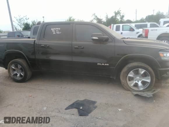 2020 Ram 1500 Laramie z VIN 1C6SRFJT7LN328900, wystawiony jako IAAI lot #42640032 z przebiegiem 81 581 mil mil oraz . Historia ofert i sprzedaży dostępna na DreamBid. Obrazek 13.