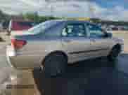 2005 Toyota Corolla LE z VIN 1NXBR32E55Z498393, wystawiony jako Copart lot #80367135 z przebiegiem 277 881 mil mil oraz Szkoda całkowita • Salvage title. Historia ofert i sprzedaży dostępna na DreamBid. Obrazek 3.