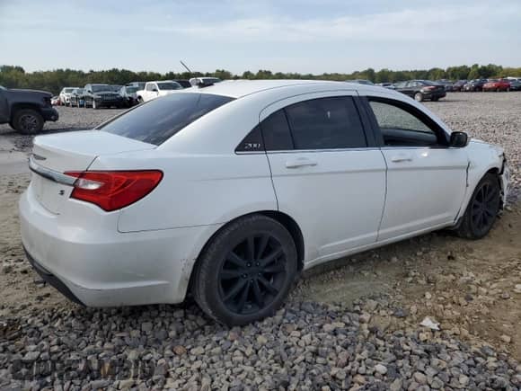 2013 Chrysler 200 Touring with VIN 1C3CCBBB9DN585043, listed as a Copart auction lot 70297335 with 186,745 mi miles and Salvage title. Bid and sale history available at DreamBid. Image 3.
