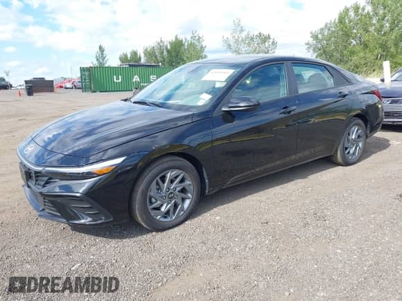 2025 Hyundai Elantra SEL Sport z VIN KMHLM4DJ9SU123170, wystawiony jako IAAI lot #43093903 z przebiegiem 1 868 mil mil oraz . Historia ofert i sprzedaży dostępna na DreamBid. Obrazek 2.